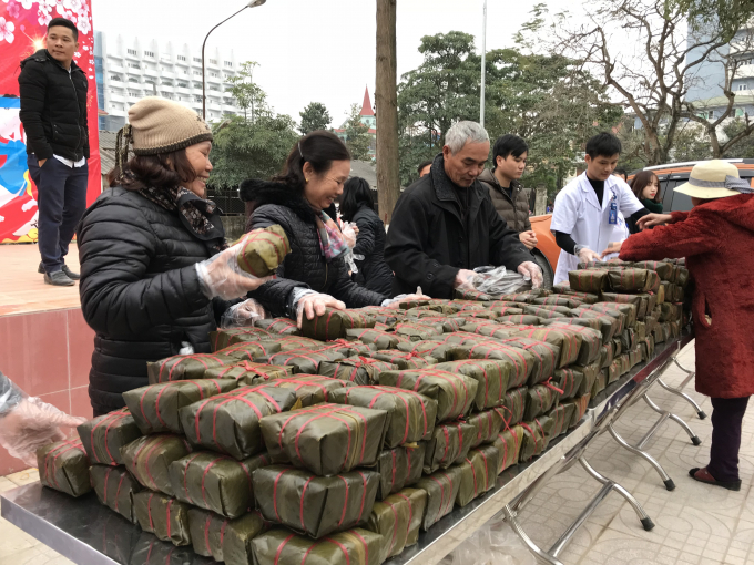 H&agrave;ng trăm chiếc b&aacute;nh chưng được đặt tại l&agrave;ng nghề nổi tiếng xứ Nghệ vừa mới ra l&ograve; được chuẩn bị để gửi tới c&aacute;c bệnh nh&acirc;n đang điều trị tại đ&acirc;y.