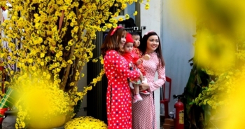 Thiếu nữ Sài Gòn thướt tha tà áo dài xuống phố ông Đồ