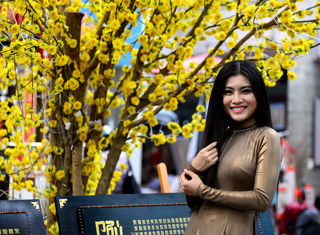 Những thiếu nữ xinh đẹp trong t&agrave; &aacute;o d&agrave;i bước xuống phố &ocirc;ng đồ chụp h&igrave;nh đ&oacute;n xu&acirc;n.