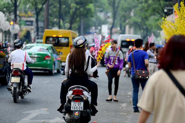 D&ugrave; c&ograve;n hơn một tuần nữa mới tới Tết Nguy&ecirc;n đ&aacute;n nhưng tr&ecirc;n phố ở trung t&acirc;m quận 1 đ&atilde; bắt đầu n&aacute;o nhiệt.