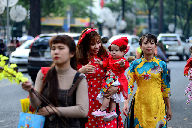 Những em b&eacute; trong trang phục &aacute;o d&agrave;i dễ thương.