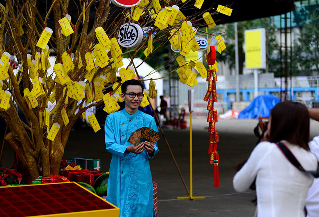 Phố &ocirc;ng đồ thu h&uacute;t cả những nam sinh đến vui chơi v&agrave; chụp h&igrave;nh.