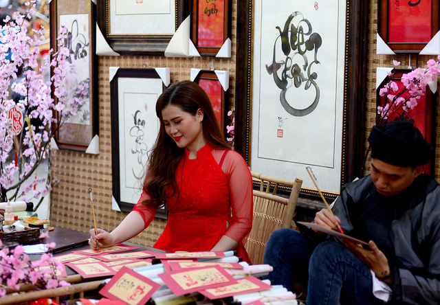 Tạo d&aacute;ng b&ecirc;n b&agrave;n viết thư ph&aacute;p.