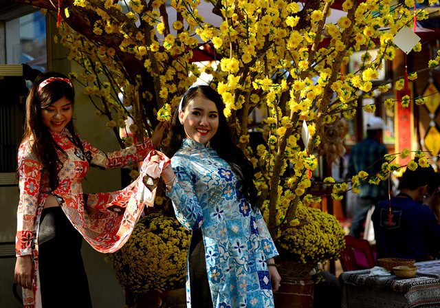 Thiếu nữ S&agrave;i G&ograve;n thướt tha t&agrave; &aacute;o d&agrave;i xuống phố &ocirc;ng Đồ