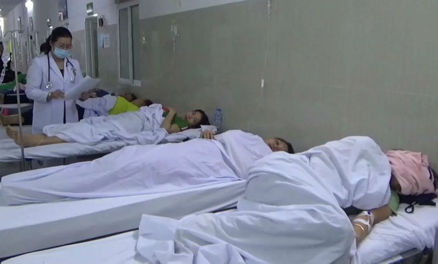 H&agrave;ng trăm c&ocirc;ng nh&acirc;n nhập viện cấp cứu. Ảnh: VH