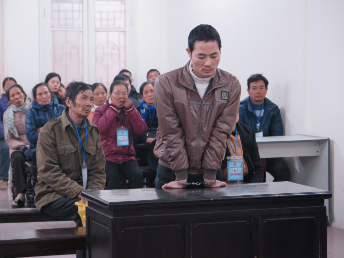 H&ugrave;ng v&agrave; bố mẹ tại t&ograve;a.