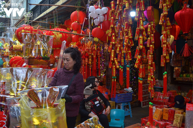 Thị trường h&agrave;ng m&atilde; s&ocirc;i động ng&agrave;y &Ocirc;ng C&ocirc;ng - &Ocirc;ng T&aacute;o