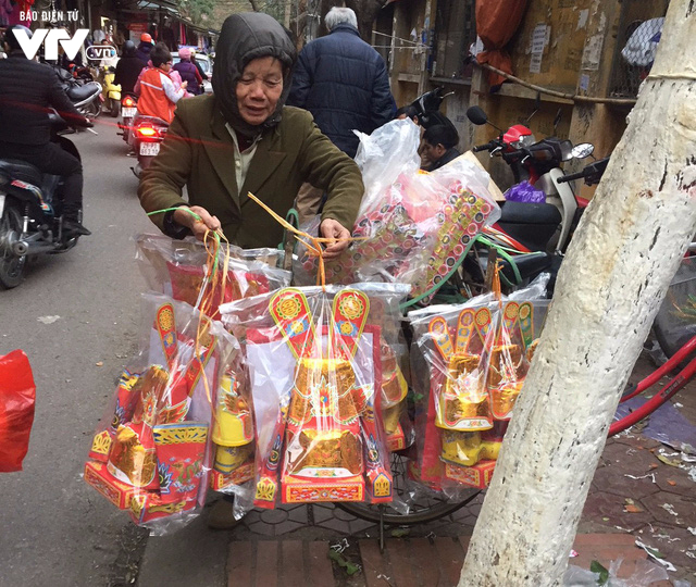 Thị trường h&agrave;ng m&atilde; s&ocirc;i động ng&agrave;y &Ocirc;ng C&ocirc;ng - &Ocirc;ng T&aacute;o