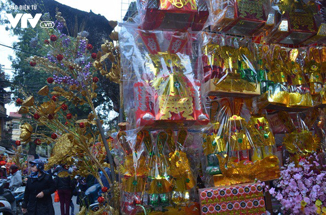 Thị trường h&agrave;ng m&atilde; s&ocirc;i động ng&agrave;y &Ocirc;ng C&ocirc;ng - &Ocirc;ng T&aacute;o