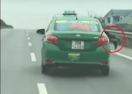 Lái xe taxi liều mình hất chiến sỹ Công an lên nắp capo rồi phóng xe bỏ chạy