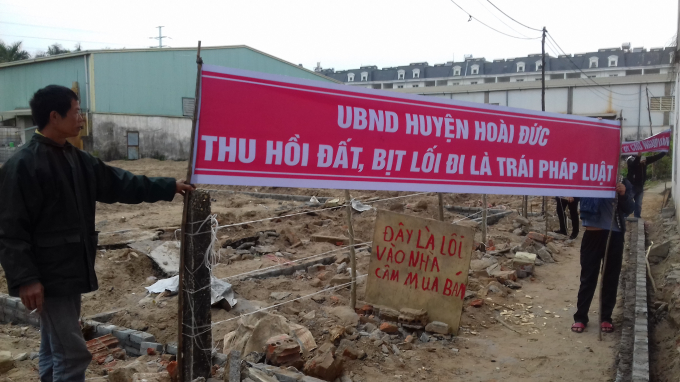 Người d&acirc;n viết biểu ngữ phản đối việc UBND huyện Ho&agrave;i Đức thu hồi đất, b&aacute;n đấu gi&aacute;, bịt lối đi của người d&acirc;n.