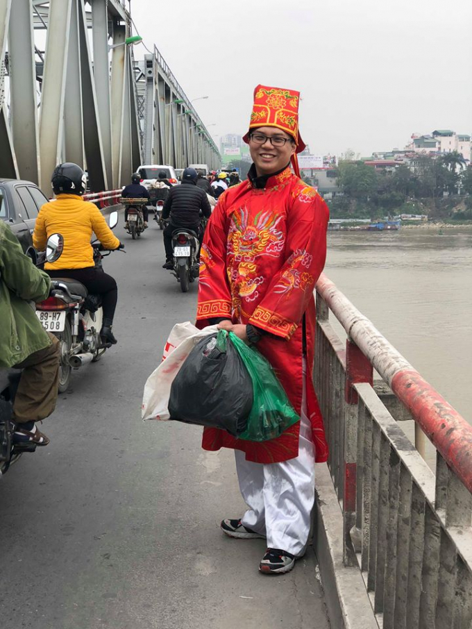 Một t&igrave;nh nguyện vi&ecirc;n khu vực cầu Chương Dương với trang phục &ocirc;ng T&aacute;o, đang thu nhặt những chiếc t&uacute;i nilon v&agrave; r&aacute;c tr&ecirc;n cầu&nbsp;