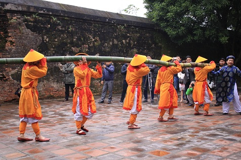 C&acirc;y tre được chọn phải cao lớn, thẳng đều v&agrave; đẹp d&ugrave;ng để dựng n&ecirc;u.