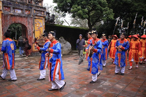 Đội rước n&ecirc;u khởi h&agrave;nh trong &acirc;m thanh của tiểu nhạc tiến v&agrave;o Ho&agrave;ng Cung.
