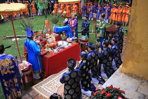 C&aacute;c nghi thức được cử h&agrave;nh nghi&ecirc;m trang.