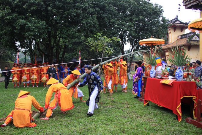Sau phần lễ, những l&iacute;nh v&aacute;c tiến h&agrave;nh dựng n&ecirc;u.