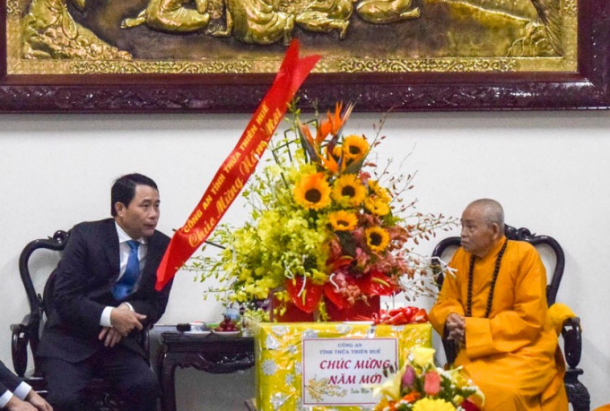 Đại t&aacute; L&ecirc; Quốc H&ugrave;ng v&agrave;&nbsp;Ho&agrave; thượng Th&iacute;ch Đức Phương .