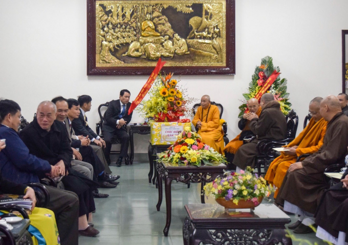 Thay mặt đo&agrave;n, Đại t&aacute; L&ecirc; Quốc H&ugrave;ng đ&atilde; ch&uacute;c mừng&nbsp;Ban trị sự Phật gi&aacute;o Việt Nam tỉnh c&ugrave;ng c&aacute;c chức sắc Phật gi&aacute;o v&agrave; tăng ni, phật tử năm mới ngập tr&agrave;n hạnh ph&uacute;c, an khang thịnh vượng, vạn sự như &yacute;...