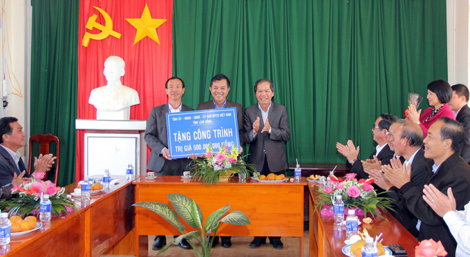B&iacute; thư Tỉnh ủy Nguyễn Xu&acirc;n Tiến trao tặng 500 triệu đồng tại x&atilde; Li&ecirc;n H&agrave;, huyện L&acirc;m H&agrave;. ( Ảnh: N.Ng&agrave;).