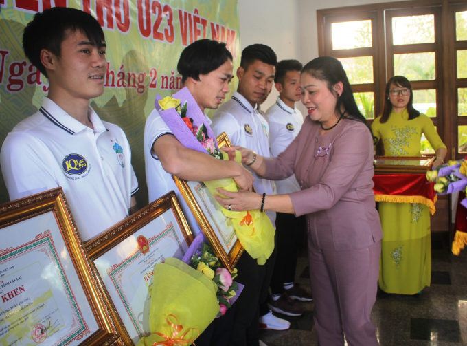 b&agrave; Huỳnh Nữ Thu H&agrave;-Ph&oacute; chủ tịch UBND tỉnh Gia Lai trao bằng khen cho c&aacute;c cầu thủ U23 Việt Nam