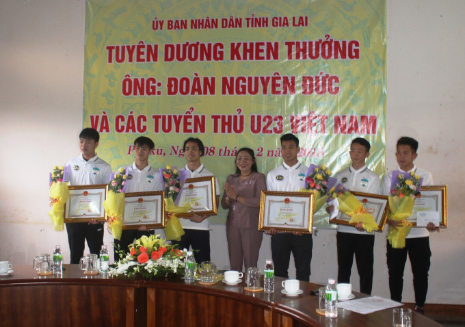 6 cầu thủ U23 Việt Nam thuộc bi&ecirc;n chế CLB Ho&agrave;ng Anh Gia Lai v&agrave; chủ tịch Đo&agrave;n Nguy&ecirc;n Đức được nhận bằng khen của UBND tỉnh Gia Lai