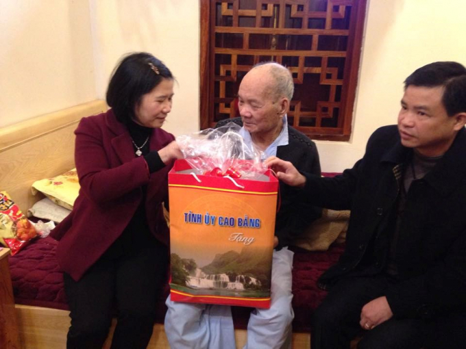 B&agrave; Nguyễn B&iacute;ch Ngọc thăm, ch&uacute;c Tết &ocirc;ng Nguyễn Văn Thưởng, nguy&ecirc;n Chủ tịch UBND tỉnh Cao Bằng (Ảnh: b&aacute;o Cao Bằng).