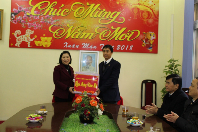 Ph&oacute; Chủ tịch UBND tỉnh Nguyễn B&iacute;ch Ngọc tặng qu&agrave; cho đại diện C&ocirc;ng ty Điện lực Cao Bằng (Ảnh: b&aacute;o Cao Bằng).