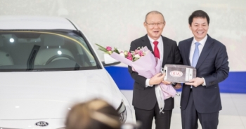 Thaco trao tặng xe Kia Optima cho ông Park Hang Seo