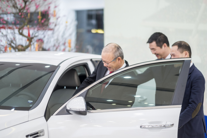 Thaco trao tặng xe Kia Optima cho &ocirc;ng Park Hang Seo