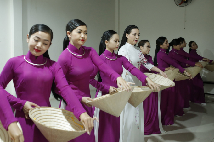 Phi Nhung lần đầu kể chuyện nhận nu&ocirc;i 21 đứa con