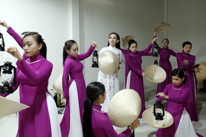 Phi Nhung lần đầu kể chuyện nhận nu&ocirc;i 21 đứa con