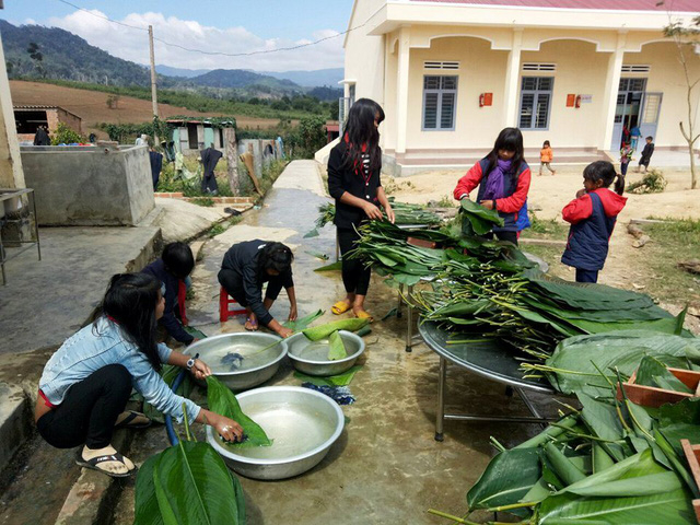 Những bạn học sinh nữ th&igrave; phụ rửa l&aacute; g&oacute;i b&aacute;nh