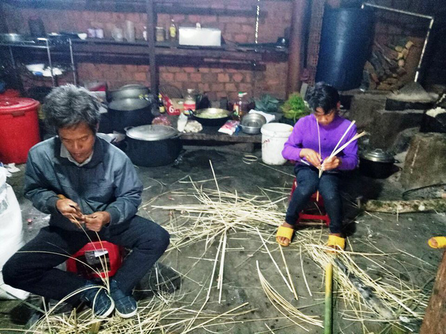 Một số phụ huynh chuẩn bị d&acirc;y lạt để cột b&aacute;nh chưng cho c&aacute;c em học sinh