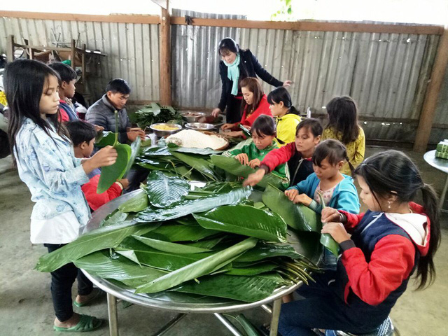 Với sự hướng dẫn của c&aacute;c thầy c&ocirc;, c&aacute;c bạn học sinh đ&atilde; tự những chiếc g&oacute;i b&aacute;nh chưng cho gia đ&igrave;nh ăn tết