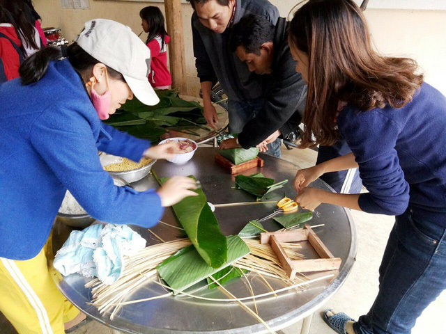 Đ&acirc;y l&agrave; năm thứ 3 m&agrave; c&aacute;c thầy co gi&aacute;o được tự tay g&oacute;i b&aacute;nh chưng để tặng học sinh ngh&egrave;o