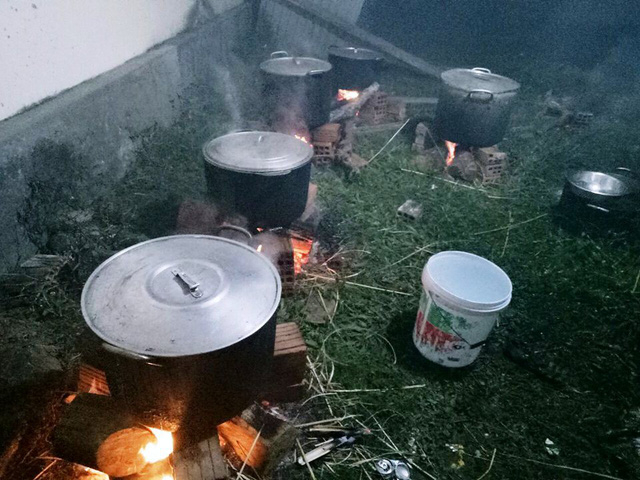 Hơn 400 c&aacute;i b&aacute;nh chưng được thầy, tr&ograve; trường Krong chung tay g&oacute;i