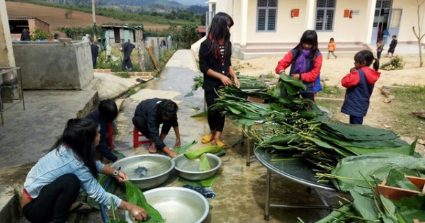 Gia Lai: “Thầy cô cắm bản” gói bánh chưng, mổ heo cho học sinh ăn Tết