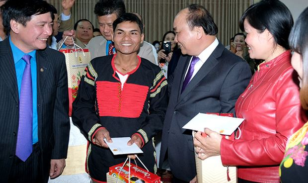 Thủ tướng: Kh&ocirc;ng để gia đ&igrave;nh n&agrave;o &lsquo;đ&oacute;i cơm lạt muối&rsquo; dịp Tết