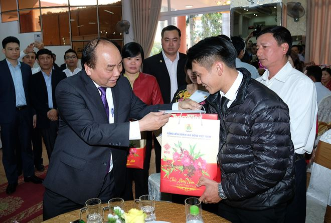 Thủ tướng: Kh&ocirc;ng để gia đ&igrave;nh n&agrave;o &lsquo;đ&oacute;i cơm lạt muối&rsquo; dịp Tết