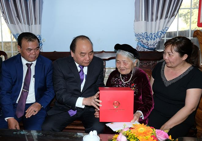 Thủ tướng: Kh&ocirc;ng để gia đ&igrave;nh n&agrave;o &lsquo;đ&oacute;i cơm lạt muối&rsquo; dịp Tết