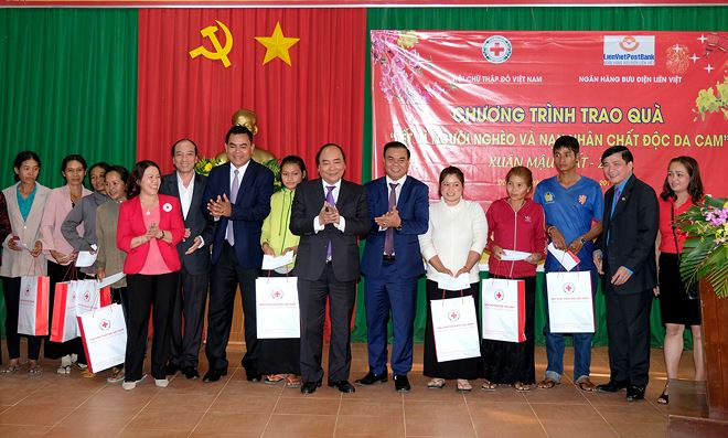 Thủ tướng: Kh&ocirc;ng để gia đ&igrave;nh n&agrave;o &lsquo;đ&oacute;i cơm lạt muối&rsquo; dịp Tết