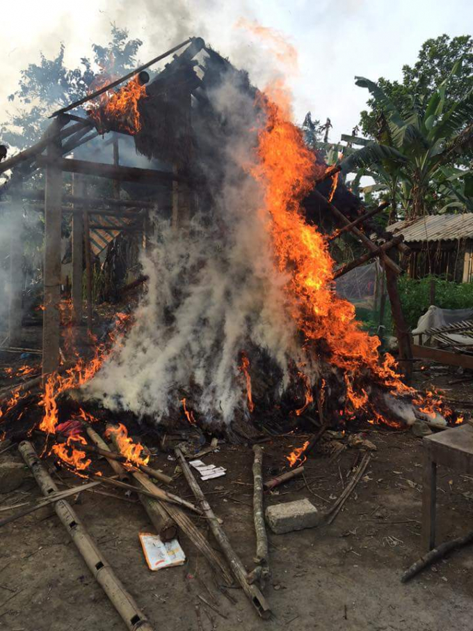 Ng&ocirc;i nh&agrave; gia đ&igrave;nh anh Ph&ugrave;ng bốc ch&aacute;y ng&ugrave;n ngụt nghi do chập điện.