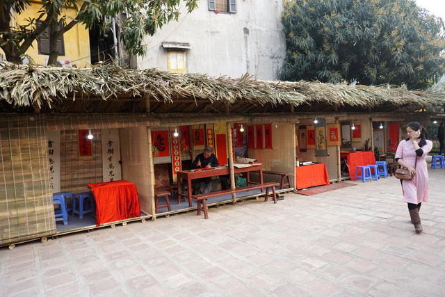 Phố &ocirc;ng đồ ở Hồ Văn được trang tr&iacute; theo phong c&aacute;ch xưa, thống nhất giữa c&aacute;c gian h&agrave;ng tạo n&ecirc;n kh&ocirc;ng gian ho&agrave;i cổ với Tết xưa của người Việt Nam.