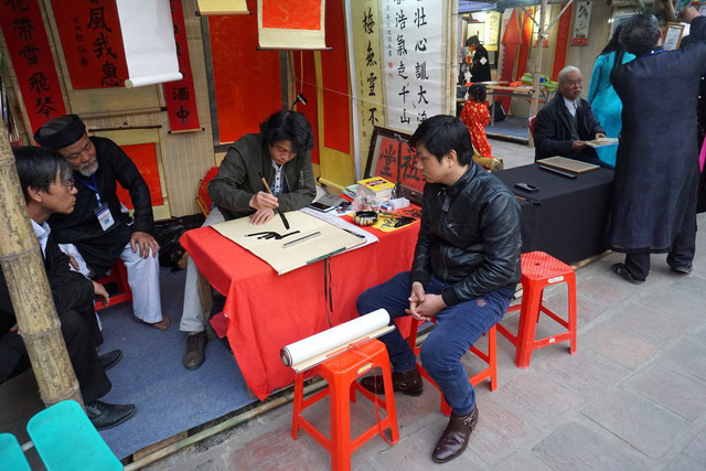 Ngo&agrave;i hoạt động viết chữ, phố &ocirc;ng đồ c&ograve;n diễn ra triển l&atilde;m thư ph&aacute;p. Trong c&aacute;c t&aacute;c phẩm triển l&atilde;m, nội dung kh&ocirc;ng chỉ phản &aacute;nh gi&aacute; trị