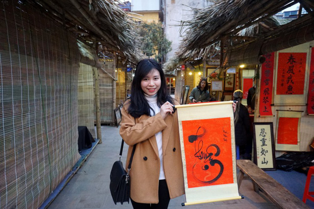 Bạn Phương Anh rất phấn khởi với chữ