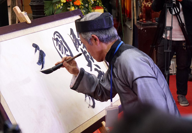 &Ocirc;ng đồ Trần Quốc Ch&iacute; vinh dự l&agrave; người khai b&uacute;t cho hội chữ xu&acirc;n năm nay bằng c&acirc;u chữ