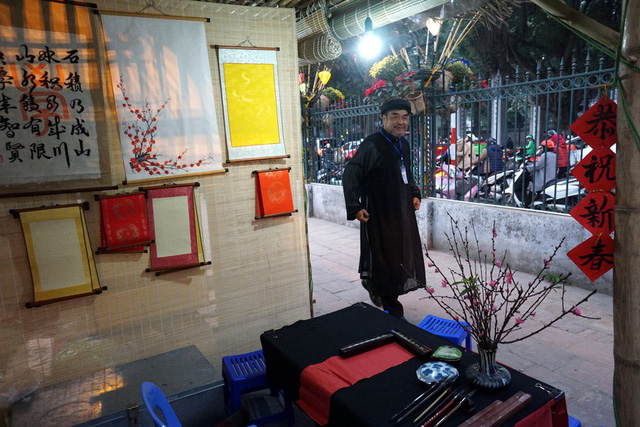 Hội chữ xu&acirc;n mở cửa từ h&ocirc;m nay đến 25/2, bắt đầu từ 8h đến 20h h&agrave;ng ng&agrave;y. Ri&ecirc;ng c&aacute;c ng&agrave;y m&ugrave;ng 1, 2, 3 Tết sẽ k&eacute;o d&agrave;i đến 22h, đặc biệt đ&ecirc;m 30 tết sẽ mở đến 2h s&aacute;ng m&ugrave;ng 1.