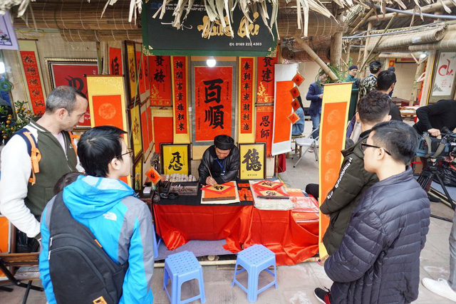 B&ecirc;n cạnh hoạt động thư ph&aacute;p, kh&aacute;ch tham quan c&ograve;n được t&igrave;m hiểu quy tr&igrave;nh l&agrave;m giấy d&oacute;, xem c&aacute;c gian h&agrave;ng nghề truyền thống, trải nghiệm tr&ograve; chơi d&acirc;n gian, thả hoa đăng...