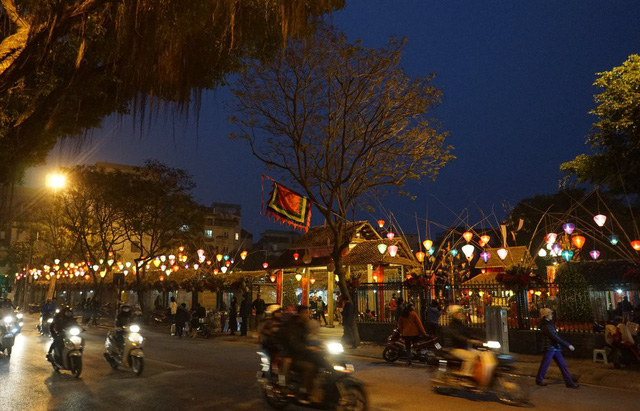 Phố &ocirc;ng đồ b&ecirc;n Hồ Văn lung linh &aacute;nh đ&egrave;n v&agrave;o buổi tối.