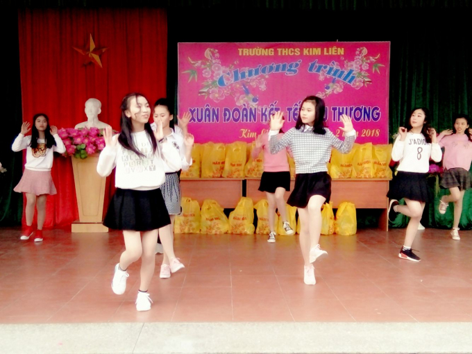 Tiết mục văn nghệ của c&aacute;c em học sinh.